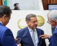 O secretário-chefe da Casa Civil, João Carlos Ortega, representando o governador Carlos Massa Ratinho Junior, entregou a Mensagem do Executivo ao Legislativo , um documento de 335 páginas que detalha os projetos, investimentos e resultados alcançados no ano passado, além dos objetivos para 2025.