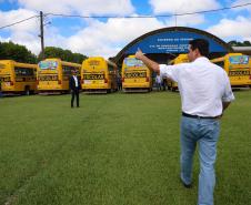 O governador Calos Massa Ratinho Junior iniciou nesta segunda-feira (10) a entrega dos 209 novos ônibus escolares adquiridos para uso no programa Caminho da Escola.