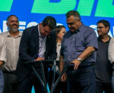O governador Carlos Massa Ratinho Junior anunciou nesta quinta-feira (13) a liberação de R$ 1,2 bilhão para a saúde pública do Estado, durante o evento Saúde em Movimento, em Foz do Iguaçu, na região Oeste.