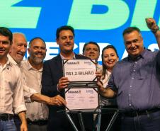 O governador Carlos Massa Ratinho Junior anunciou nesta quinta-feira (13) a liberação de R$ 1,2 bilhão para a saúde pública do Estado, durante o evento Saúde em Movimento, em Foz do Iguaçu, na região Oeste.