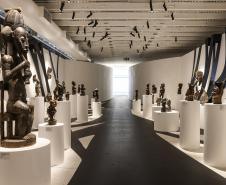 Museu Oscar Niemeyer (MON) - Mediação | Representação Feminina na Coleção Africana – No dia 12 de março, às 15h na Sala 4, a equipe do Educativo MON promove uma visitação guiada sobre a representação feminina na exposição “África: Expressões Artísticas de um Continente”. Foto: André Nacli