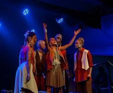 Centro Cultural Teatro Guaíra - Teatro José Maria Santos - Negro Não Nego – A peça teatral “Negro Não Nego”, da companhia Cena Hum, é uma obra que aborda, com palavras, canto, dança e desenhos de corpo, a resistência, humanidade, força, poder entre outras questões do negro na sociedade, do passado e do presente. Foto: Lucas Colossal