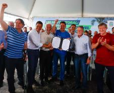 O governador Carlos Massa Ratinho Junior entregou nesta quinta-feira (20), em Pontal do Paraná, a Licença de Instalação (LI) que permite o início da obra de implementação do sistema de coleta e tratamento de esgoto nas comunidades de Encantadas e Nova Brasília, na Ilha do Mel, em Paranaguá, no Litoral. Foto: Gabriel Rosa/AEN