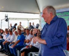O governador Carlos Massa Ratinho Junior entregou nesta quinta-feira (20), em Pontal do Paraná, a Licença de Instalação (LI) que permite o início da obra de implementação do sistema de coleta e tratamento de esgoto nas comunidades de Encantadas e Nova Brasília, na Ilha do Mel, em Paranaguá, no Litoral. Foto: Gabriel Rosa/AEN