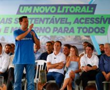 O governador Carlos Massa Ratinho Junior entregou nesta quinta-feira (20), em Pontal do Paraná, a Licença de Instalação (LI) que permite o início da obra de implementação do sistema de coleta e tratamento de esgoto nas comunidades de Encantadas e Nova Brasília, na Ilha do Mel, em Paranaguá, no Litoral. Foto: Gabriel Rosa/AEN