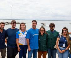 O governador Carlos Massa Ratinho Junior entregou nesta quinta-feira (20), em Pontal do Paraná, a Licença de Instalação (LI) que permite o início da obra de implementação do sistema de coleta e tratamento de esgoto nas comunidades de Encantadas e Nova Brasília, na Ilha do Mel, em Paranaguá, no Litoral. Foto: Gabriel Rosa/AEN