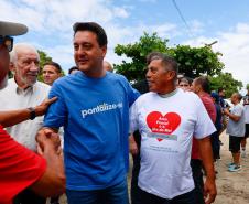 O governador Carlos Massa Ratinho Junior entregou nesta quinta-feira (20), em Pontal do Paraná, a Licença de Instalação (LI) que permite o início da obra de implementação do sistema de coleta e tratamento de esgoto nas comunidades de Encantadas e Nova Brasília, na Ilha do Mel, em Paranaguá, no Litoral. Foto: Gabriel Rosa/AEN