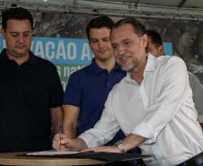 Curitiba, 20 de março de 2025 - O governador Carlos Massa Ratinho Junior participa da soltura de peixes no Parque Passauna, dentro do programa Rio Vivo. Foto: Roberto Dziura Jr/AEN