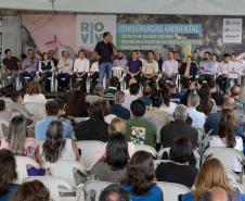 Curitiba, 20 de março de 2025 - O governador Carlos Massa Ratinho Junior participa da soltura de peixes no Parque Passauna, dentro do programa Rio Vivo. Foto: Roberto Dziura Jr/AEN