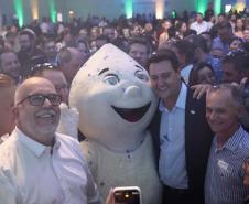 O governador Carlos Massa Ratinho Junior anunciou nesta quinta-feira (13) a liberação de R$ 1,2 bilhão para a saúde pública do Estado, durante o evento Saúde em Movimento, em Foz do Iguaçu, na região Oeste.