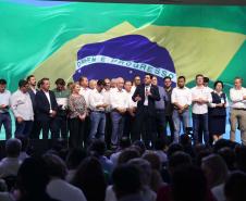 O governador Carlos Massa Ratinho Junior anunciou nesta quinta-feira (13) a liberação de R$ 1,2 bilhão para a saúde pública do Estado, durante o evento Saúde em Movimento, em Foz do Iguaçu, na região Oeste.