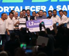 O governador Carlos Massa Ratinho Junior anunciou nesta quinta-feira (13) a liberação de R$ 1,2 bilhão para a saúde pública do Estado, durante o evento Saúde em Movimento, em Foz do Iguaçu, na região Oeste.
