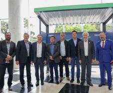 Trinta municípios paranaenses vão receber 1.200 novos abrigos de pontos de ônibus adquiridos pelo Governo do Estado por meio da Agência de Assuntos Metropolitanos do Paraná (Amep). O anúncio foi feito nesta terça-feira (22) pelo governador em exercício Darci Piana e envolve investimentos de R$ 7,4 milhões do orçamento estadual e de outros R$ 3,1 milhões de emendas indicadas por deputados estaduais.