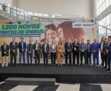 Trinta municípios paranaenses vão receber 1.200 novos abrigos de pontos de ônibus adquiridos pelo Governo do Estado por meio da Agência de Assuntos Metropolitanos do Paraná (Amep). O anúncio foi feito nesta terça-feira (22) pelo governador em exercício Darci Piana e envolve investimentos de R$ 7,4 milhões do orçamento estadual e de outros R$ 3,1 milhões de emendas indicadas por deputados estaduais.