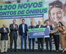 Trinta municípios paranaenses vão receber 1.200 novos abrigos de pontos de ônibus adquiridos pelo Governo do Estado por meio da Agência de Assuntos Metropolitanos do Paraná (Amep). O anúncio foi feito nesta terça-feira (22) pelo governador em exercício Darci Piana e envolve investimentos de R$ 7,4 milhões do orçamento estadual e de outros R$ 3,1 milhões de emendas indicadas por deputados estaduais.
