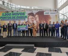 Trinta municípios paranaenses vão receber 1.200 novos abrigos de pontos de ônibus adquiridos pelo Governo do Estado por meio da Agência de Assuntos Metropolitanos do Paraná (Amep). O anúncio foi feito nesta terça-feira (22) pelo governador em exercício Darci Piana e envolve investimentos de R$ 7,4 milhões do orçamento estadual e de outros R$ 3,1 milhões de emendas indicadas por deputados estaduais.