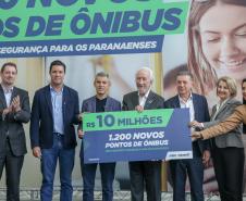 Trinta municípios paranaenses vão receber 1.200 novos abrigos de pontos de ônibus adquiridos pelo Governo do Estado por meio da Agência de Assuntos Metropolitanos do Paraná (Amep). O anúncio foi feito nesta terça-feira (22) pelo governador em exercício Darci Piana e envolve investimentos de R$ 7,4 milhões do orçamento estadual e de outros R$ 3,1 milhões de emendas indicadas por deputados estaduais.