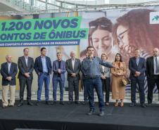 Trinta municípios paranaenses vão receber 1.200 novos abrigos de pontos de ônibus adquiridos pelo Governo do Estado por meio da Agência de Assuntos Metropolitanos do Paraná (Amep). O anúncio foi feito nesta terça-feira (22) pelo governador em exercício Darci Piana e envolve investimentos de R$ 7,4 milhões do orçamento estadual e de outros R$ 3,1 milhões de emendas indicadas por deputados estaduais.