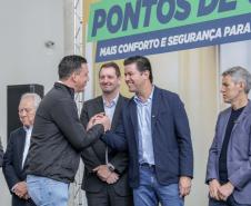 Trinta municípios paranaenses vão receber 1.200 novos abrigos de pontos de ônibus adquiridos pelo Governo do Estado por meio da Agência de Assuntos Metropolitanos do Paraná (Amep). O anúncio foi feito nesta terça-feira (22) pelo governador em exercício Darci Piana e envolve investimentos de R$ 7,4 milhões do orçamento estadual e de outros R$ 3,1 milhões de emendas indicadas por deputados estaduais.