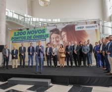 Trinta municípios paranaenses vão receber 1.200 novos abrigos de pontos de ônibus adquiridos pelo Governo do Estado por meio da Agência de Assuntos Metropolitanos do Paraná (Amep). O anúncio foi feito nesta terça-feira (22) pelo governador em exercício Darci Piana e envolve investimentos de R$ 7,4 milhões do orçamento estadual e de outros R$ 3,1 milhões de emendas indicadas por deputados estaduais.