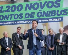 Trinta municípios paranaenses vão receber 1.200 novos abrigos de pontos de ônibus adquiridos pelo Governo do Estado por meio da Agência de Assuntos Metropolitanos do Paraná (Amep). O anúncio foi feito nesta terça-feira (22) pelo governador em exercício Darci Piana e envolve investimentos de R$ 7,4 milhões do orçamento estadual e de outros R$ 3,1 milhões de emendas indicadas por deputados estaduais.