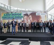 Trinta municípios paranaenses vão receber 1.200 novos abrigos de pontos de ônibus adquiridos pelo Governo do Estado por meio da Agência de Assuntos Metropolitanos do Paraná (Amep). O anúncio foi feito nesta terça-feira (22) pelo governador em exercício Darci Piana e envolve investimentos de R$ 7,4 milhões do orçamento estadual e de outros R$ 3,1 milhões de emendas indicadas por deputados estaduais.
