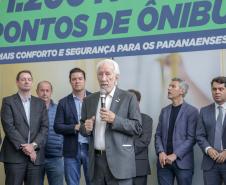 Trinta municípios paranaenses vão receber 1.200 novos abrigos de pontos de ônibus adquiridos pelo Governo do Estado por meio da Agência de Assuntos Metropolitanos do Paraná (Amep). O anúncio foi feito nesta terça-feira (22) pelo governador em exercício Darci Piana e envolve investimentos de R$ 7,4 milhões do orçamento estadual e de outros R$ 3,1 milhões de emendas indicadas por deputados estaduais.
