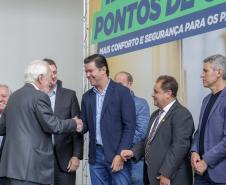 Trinta municípios paranaenses vão receber 1.200 novos abrigos de pontos de ônibus adquiridos pelo Governo do Estado por meio da Agência de Assuntos Metropolitanos do Paraná (Amep). O anúncio foi feito nesta terça-feira (22) pelo governador em exercício Darci Piana e envolve investimentos de R$ 7,4 milhões do orçamento estadual e de outros R$ 3,1 milhões de emendas indicadas por deputados estaduais.