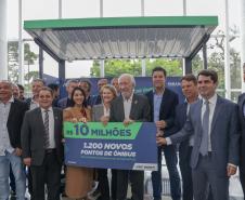 Trinta municípios paranaenses vão receber 1.200 novos abrigos de pontos de ônibus adquiridos pelo Governo do Estado por meio da Agência de Assuntos Metropolitanos do Paraná (Amep). O anúncio foi feito nesta terça-feira (22) pelo governador em exercício Darci Piana e envolve investimentos de R$ 7,4 milhões do orçamento estadual e de outros R$ 3,1 milhões de emendas indicadas por deputados estaduais.