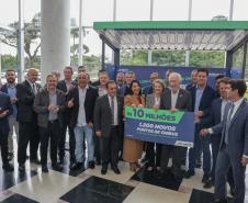 Trinta municípios paranaenses vão receber 1.200 novos abrigos de pontos de ônibus adquiridos pelo Governo do Estado por meio da Agência de Assuntos Metropolitanos do Paraná (Amep). O anúncio foi feito nesta terça-feira (22) pelo governador em exercício Darci Piana e envolve investimentos de R$ 7,4 milhões do orçamento estadual e de outros R$ 3,1 milhões de emendas indicadas por deputados estaduais.