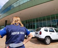 O Governo do Estado fará um pente-fino no programa Nota Paraná para combater eventuais irregulares cometidas por entidades sociais beneficiadas com a doação de notas fiscais. Marta Gambini , Auditora Fiscal da Receita do Estado do Paraná, responsável pela Nota Paraná realizada fiscalizacao na regiao oeste do estado do Parana.