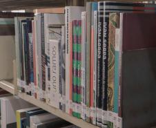 Além de aumentar o acervo próprio, os livros são destinados também para bibliotecas e escolas públicas do interior do Estado, e para o sistema penal