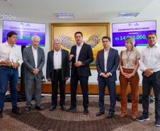 Governador libera R$ 14 milhões para compra de ônibus e caminhões para Umuarama