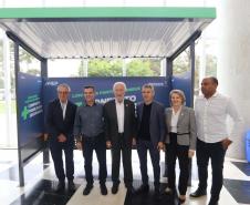 Trinta municípios paranaenses vão receber 1.200 novos abrigos de pontos de ônibus adquiridos pelo Governo do Estado por meio da Agência de Assuntos Metropolitanos do Paraná (Amep). O anúncio foi feito nesta terça-feira (22) pelo governador em exercício Darci Piana e envolve investimentos de R$ 7,4 milhões do orçamento estadual e de outros R$ 3,1 milhões de emendas indicadas por deputados estaduais.