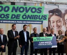 Trinta municípios paranaenses vão receber 1.200 novos abrigos de pontos de ônibus adquiridos pelo Governo do Estado por meio da Agência de Assuntos Metropolitanos do Paraná (Amep). O anúncio foi feito nesta terça-feira (22) pelo governador em exercício Darci Piana e envolve investimentos de R$ 7,4 milhões do orçamento estadual e de outros R$ 3,1 milhões de emendas indicadas por deputados estaduais.