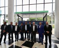 Trinta municípios paranaenses vão receber 1.200 novos abrigos de pontos de ônibus adquiridos pelo Governo do Estado por meio da Agência de Assuntos Metropolitanos do Paraná (Amep). O anúncio foi feito nesta terça-feira (22) pelo governador em exercício Darci Piana e envolve investimentos de R$ 7,4 milhões do orçamento estadual e de outros R$ 3,1 milhões de emendas indicadas por deputados estaduais.