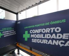 Trinta municípios paranaenses vão receber 1.200 novos abrigos de pontos de ônibus adquiridos pelo Governo do Estado por meio da Agência de Assuntos Metropolitanos do Paraná (Amep). O anúncio foi feito nesta terça-feira (22) pelo governador em exercício Darci Piana e envolve investimentos de R$ 7,4 milhões do orçamento estadual e de outros R$ 3,1 milhões de emendas indicadas por deputados estaduais.