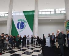 Trinta municípios paranaenses vão receber 1.200 novos abrigos de pontos de ônibus adquiridos pelo Governo do Estado por meio da Agência de Assuntos Metropolitanos do Paraná (Amep). O anúncio foi feito nesta terça-feira (22) pelo governador em exercício Darci Piana e envolve investimentos de R$ 7,4 milhões do orçamento estadual e de outros R$ 3,1 milhões de emendas indicadas por deputados estaduais.