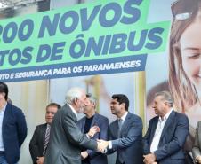 Trinta municípios paranaenses vão receber 1.200 novos abrigos de pontos de ônibus adquiridos pelo Governo do Estado por meio da Agência de Assuntos Metropolitanos do Paraná (Amep). O anúncio foi feito nesta terça-feira (22) pelo governador em exercício Darci Piana e envolve investimentos de R$ 7,4 milhões do orçamento estadual e de outros R$ 3,1 milhões de emendas indicadas por deputados estaduais.