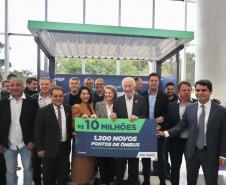 Trinta municípios paranaenses vão receber 1.200 novos abrigos de pontos de ônibus adquiridos pelo Governo do Estado por meio da Agência de Assuntos Metropolitanos do Paraná (Amep). O anúncio foi feito nesta terça-feira (22) pelo governador em exercício Darci Piana e envolve investimentos de R$ 7,4 milhões do orçamento estadual e de outros R$ 3,1 milhões de emendas indicadas por deputados estaduais.