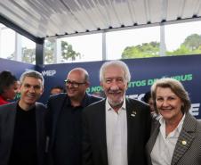 Trinta municípios paranaenses vão receber 1.200 novos abrigos de pontos de ônibus adquiridos pelo Governo do Estado por meio da Agência de Assuntos Metropolitanos do Paraná (Amep). O anúncio foi feito nesta terça-feira (22) pelo governador em exercício Darci Piana e envolve investimentos de R$ 7,4 milhões do orçamento estadual e de outros R$ 3,1 milhões de emendas indicadas por deputados estaduais.