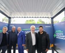 Trinta municípios paranaenses vão receber 1.200 novos abrigos de pontos de ônibus adquiridos pelo Governo do Estado por meio da Agência de Assuntos Metropolitanos do Paraná (Amep). O anúncio foi feito nesta terça-feira (22) pelo governador em exercício Darci Piana e envolve investimentos de R$ 7,4 milhões do orçamento estadual e de outros R$ 3,1 milhões de emendas indicadas por deputados estaduais.