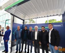 Trinta municípios paranaenses vão receber 1.200 novos abrigos de pontos de ônibus adquiridos pelo Governo do Estado por meio da Agência de Assuntos Metropolitanos do Paraná (Amep). O anúncio foi feito nesta terça-feira (22) pelo governador em exercício Darci Piana e envolve investimentos de R$ 7,4 milhões do orçamento estadual e de outros R$ 3,1 milhões de emendas indicadas por deputados estaduais.