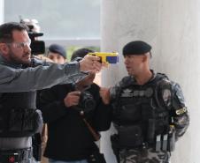 O governador Carlos Massa Ratinho Junior e o secretário de Segurança Pública, Hudson Leôncio Teixeira, apresentam nesta sexta-feira (23), no Palácio Iguaçu, as armas não letais de incapacitação neuromuscular adquiridas pelo Governo do Paraná. Foto: Geraldo Bubniak/AEN