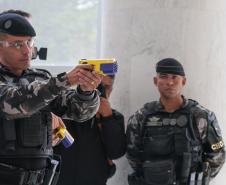 O governador Carlos Massa Ratinho Junior e o secretário de Segurança Pública, Hudson Leôncio Teixeira, apresentam nesta sexta-feira (23), no Palácio Iguaçu, as armas não letais de incapacitação neuromuscular adquiridas pelo Governo do Paraná. Foto: Geraldo Bubniak/AEN