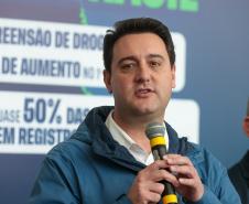 O governador Carlos Massa Ratinho Junior e o secretário de Segurança Pública, Hudson Leôncio Teixeira, apresentam nesta sexta-feira (23), no Palácio Iguaçu, as armas não letais de incapacitação neuromuscular adquiridas pelo Governo do Paraná. Foto: Geraldo Bubniak/AEN
