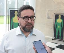 O governador Carlos Massa Ratinho Junior e o secretário de Segurança Pública, Hudson Leôncio Teixeira, apresentam nesta sexta-feira (23), no Palácio Iguaçu, as armas não letais de incapacitação neuromuscular adquiridas pelo Governo do Paraná. Foto: Geraldo Bubniak/AEN