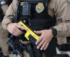 O governador Carlos Massa Ratinho Junior e o secretário de Segurança Pública, Hudson Leôncio Teixeira, apresentam nesta sexta-feira (23), no Palácio Iguaçu, as armas não letais de incapacitação neuromuscular adquiridas pelo Governo do Paraná. Foto: Geraldo Bubniak/AEN