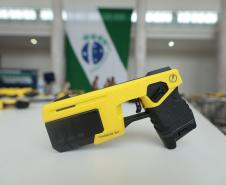 O governador Carlos Massa Ratinho Junior e o secretário de Segurança Pública, Hudson Leôncio Teixeira, apresentam nesta sexta-feira (23), no Palácio Iguaçu, as armas não letais de incapacitação neuromuscular adquiridas pelo Governo do Paraná. Foto: Geraldo Bubniak/AEN