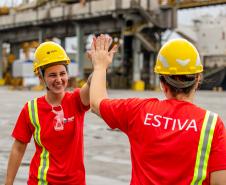 Mulheres quebram barreiras: Porto de Paranaguá tem as duas primeiras estivadoras